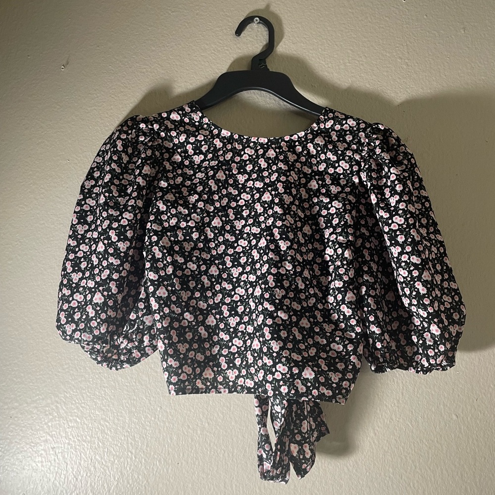 SHEIN Size small puff sleeved tied open back ditsy floral top